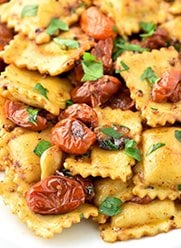 Sarımsak ve Domates Soslu Peynirli Ravioli